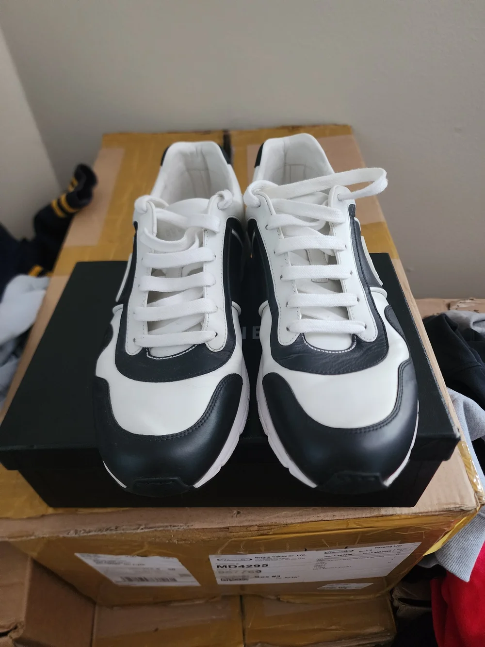 Gucci White and Black Leather Logo Sneakers